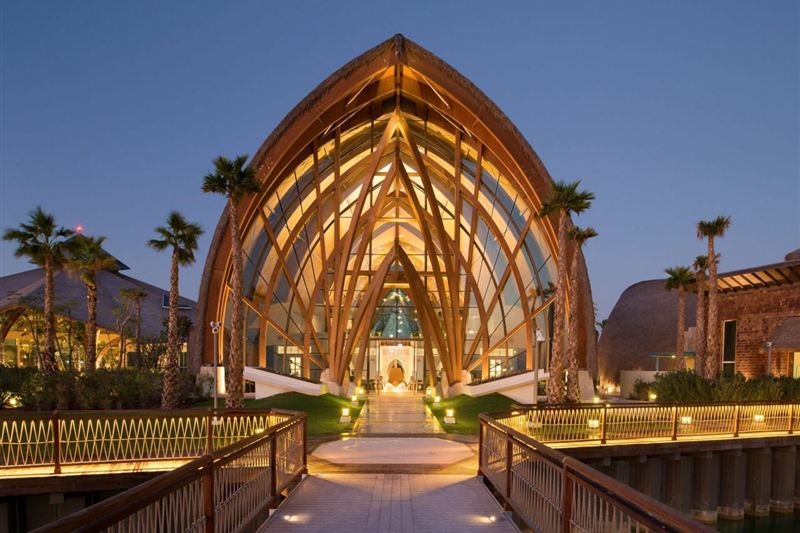 Hotels & Luxury Resorts